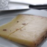 Dégustation en pleine conscience : redécouvrir le Comté Tasty Life Magazine lifestyle équilibré Comté tranche