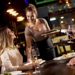 Emilie veut savourer le moment… et son cadeau Service savourer restaurant Tasty Life magazine emilie